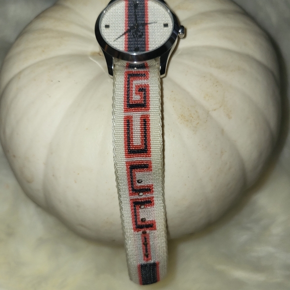 GORGEOUS ITALIAN LUXURY GUCCI WATCH ⌚️ STANDS OUT! - Picture 3 of 5